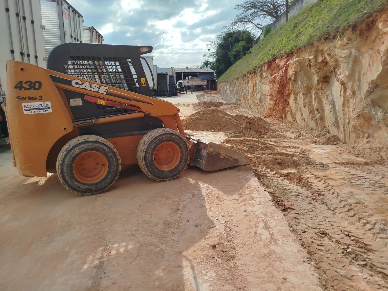 Mini Carregadeira de Pneus - Equipamento de terraplenagem em Itupeva-SP - Imagem 1